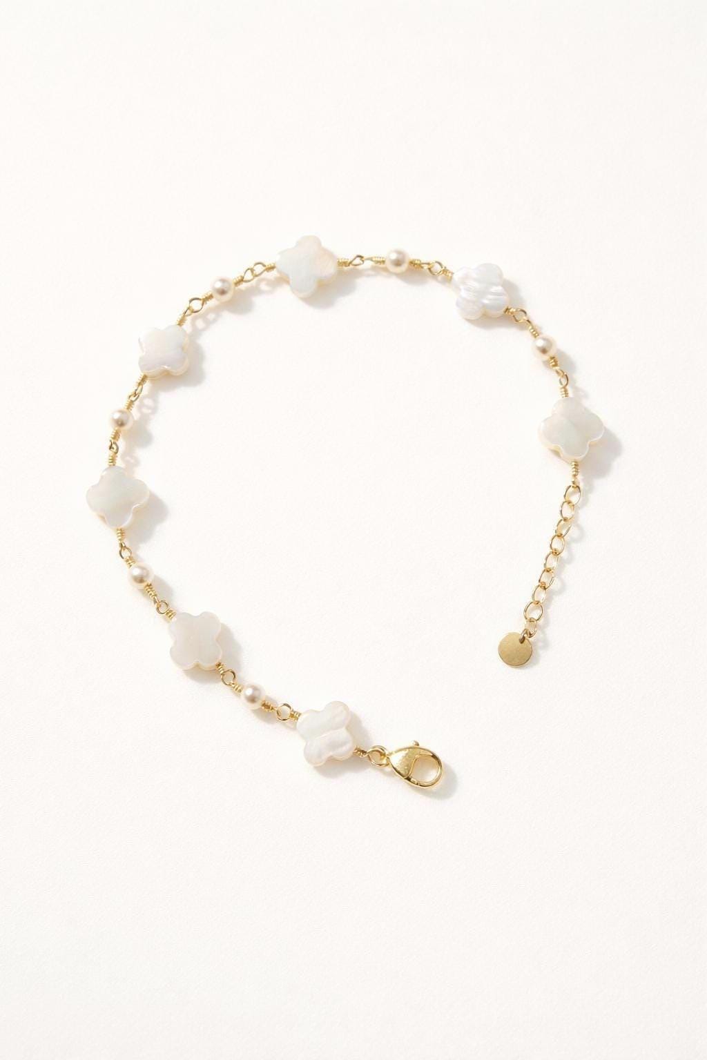 Romina, Perlmutt-Kleeblatt-Armband – handgefertigter Perlenschmuck von BABUSKINA