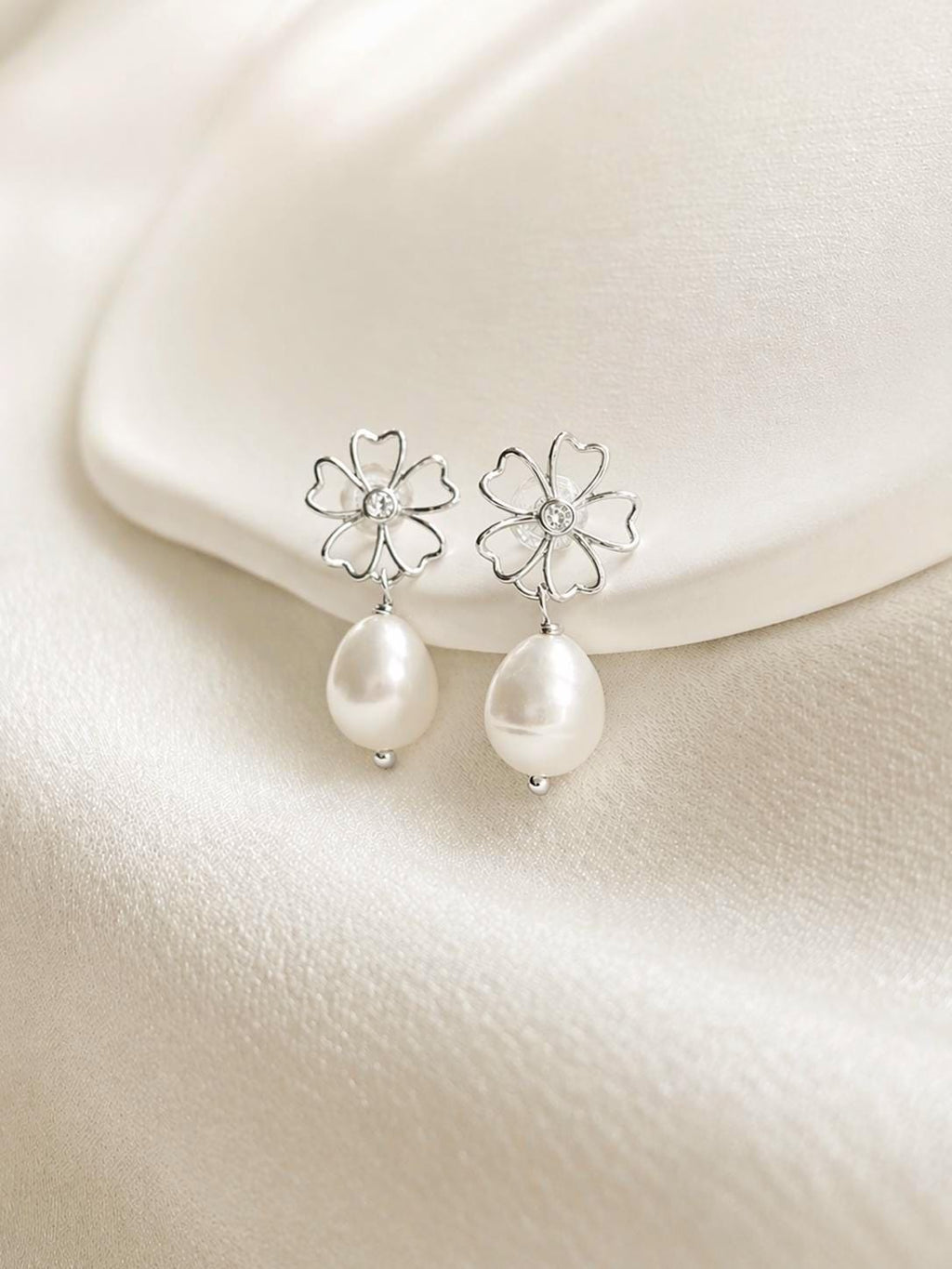 Silvia, silberne Perlenblüten-Ohrringe für Blumenmädchen